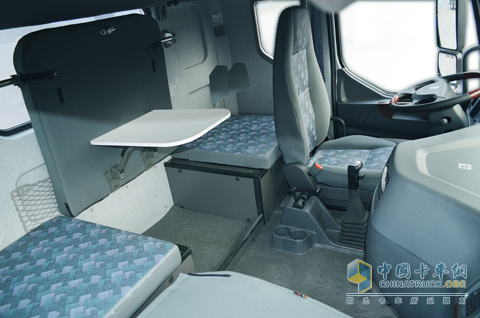 霸龍康明斯M7C駕駛室內平板臺