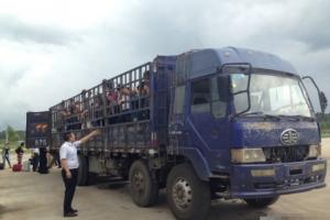 洪水襲擾東北 解放卡車(chē)臨危受命機場(chǎng)做擺渡