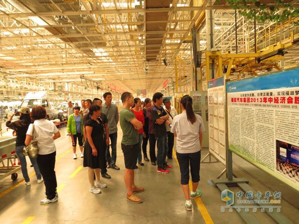 客戶(hù)參觀(guān)時(shí)代汽車(chē)生產(chǎn)車(chē)間