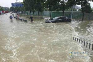 烏尼莫克越野救護車(chē)奮戰在臺風(fēng)重災區余姚