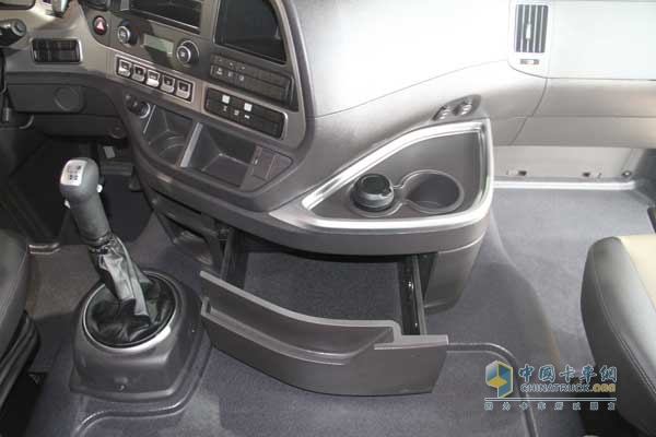 創(chuàng  )虎重卡豪華駕駛室