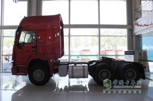 中國重汽 HOWO 6×2后提升式牽引車(chē)