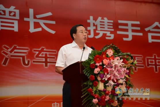 福田汽車(chē)集團高級副總裁、時(shí)代業(yè)務(wù)總監、時(shí)代事業(yè)本部本部長(cháng)、奧鈴工廠(chǎng)黨委書(shū)記、廠(chǎng)長(cháng)鐘明華