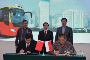 穩步推進(jìn)國際化 福田歐曼在雅加達簽署75臺新能源牽引車(chē)采購協(xié)議
