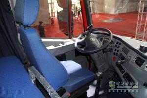 廣州車(chē)展:上汽依維柯紅巖攜科索動(dòng)力與杰獅牽引車(chē)隆重亮相