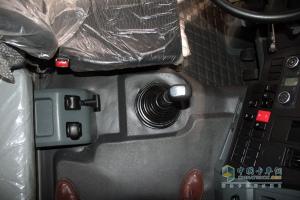 廣州車(chē)展；陜汽重卡攜德龍牽引車(chē)和智能渣土車(chē)亮相