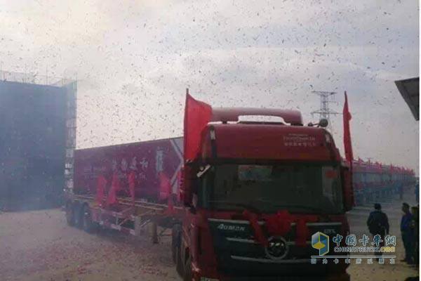 福田戴姆勒汽車(chē)100臺歐曼GTL超能版交付云南和源農業(yè)物流