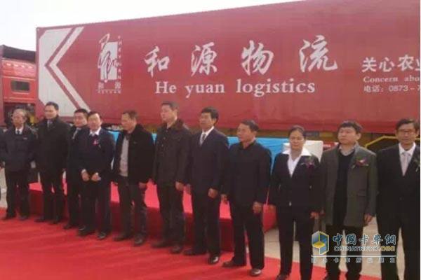 福田戴姆勒汽車(chē)100臺歐曼GTL超能版交付云南和源農業(yè)物流