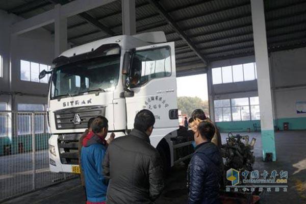 服務(wù)工程師們共同討論檢測車(chē)輛問(wèn)題