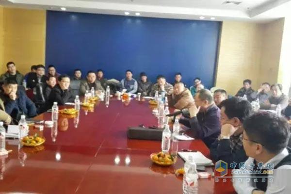 輕卡銷(xiāo)售部總經(jīng)理王德春先生做深入分析