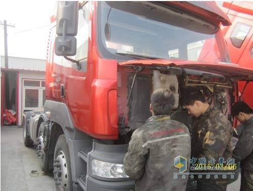 售后服務(wù)人員為客戶(hù)做保養