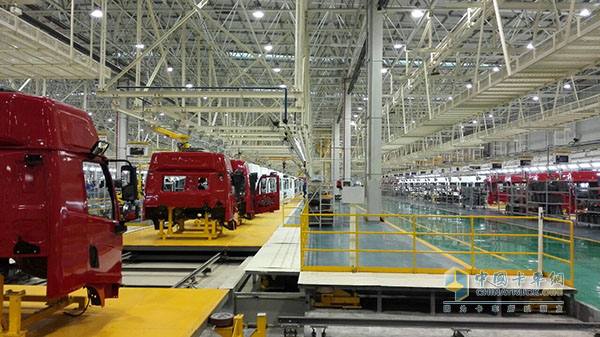 漢風(fēng)重卡生產(chǎn)車(chē)間