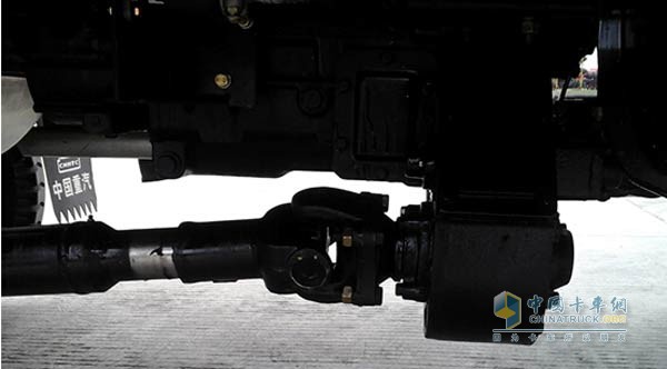 中國重汽豪曼四驅車(chē)采用LS145H主副一體帶分動(dòng)箱