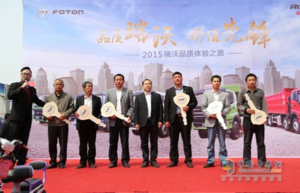 瑞沃領(lǐng)導與客戶(hù)合影