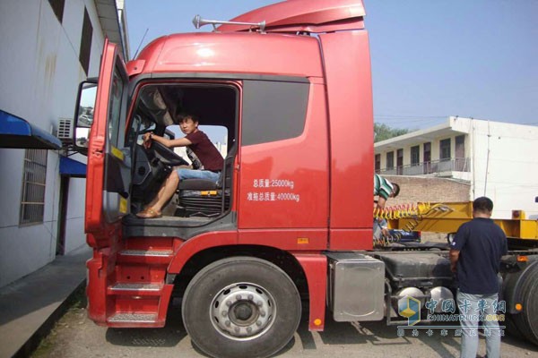 陜西冷鏈運輸公司老板咸陽(yáng)魏凱在坐在心愛(ài)的歐曼卡車(chē)內