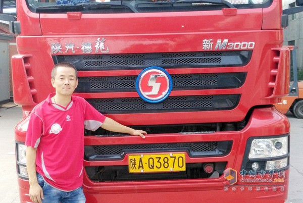 擁有12年駕齡的老司機袁凱為陜汽載貨車(chē)代言