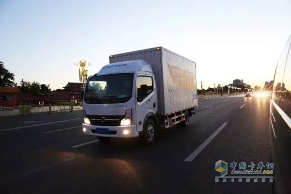 12日清晨，車(chē)隊集結，列隊穿過(guò)東西長(cháng)安街，通過(guò)天安門(mén)廣場(chǎng)