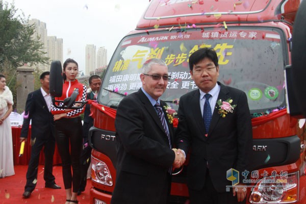 福田康明斯發(fā)動(dòng)機有限公司工廠(chǎng)廠(chǎng)長(cháng)（左）與福田歐馬可營(yíng)銷(xiāo)公司常務(wù)副經(jīng)理劉海波