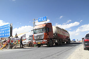 [發(fā)現青藏線(xiàn)上爬坡王] 最激烈的競爭 最有料的冠軍 聯(lián)合卡車(chē)問(wèn)鼎青藏線(xiàn)爬坡王