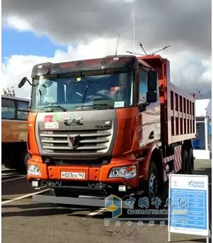 參展的聯(lián)合卡車(chē)6*4CNG自卸車(chē)深得用戶(hù)好評