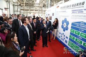 默克爾訪(fǎng)華團參觀(guān)福田戴姆勒工廠(chǎng)