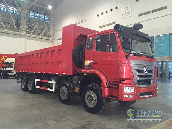 中國重汽武漢車(chē)展展臺面面觀(guān)