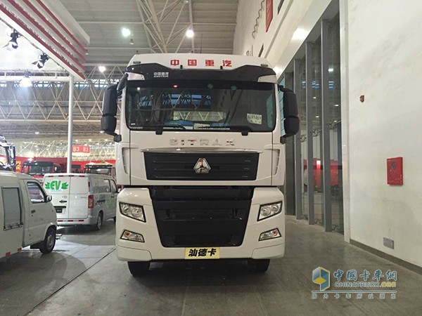 中國重汽武漢車(chē)展展臺面面觀(guān)