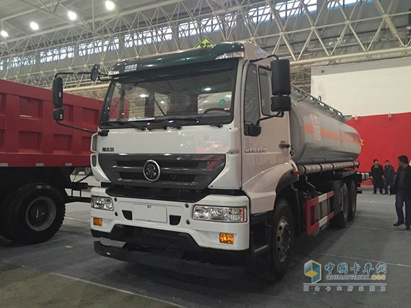 中國重汽武漢車(chē)展展臺面面觀(guān)