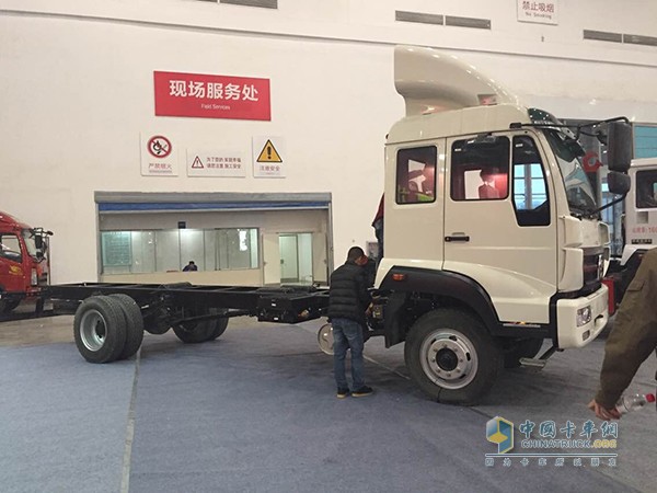 中國重汽武漢車(chē)展展臺面面觀(guān)