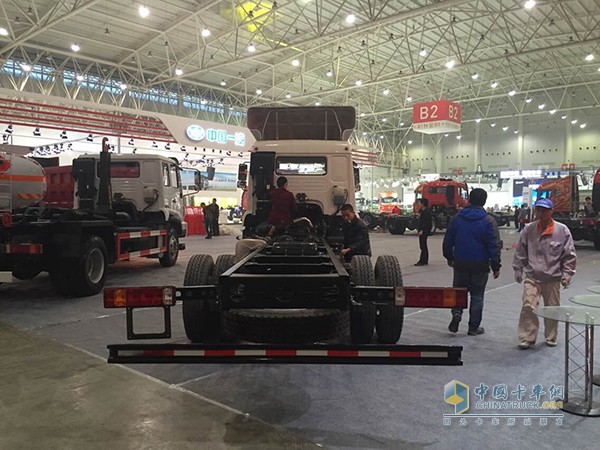 中國重汽武漢車(chē)展展臺面面觀(guān)