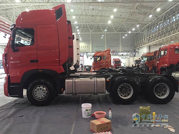 中國重汽武漢車(chē)展展臺面面觀(guān)