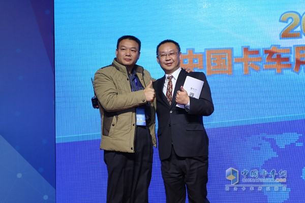 廣汽日野榮獲2016年度中國卡車(chē)用戶(hù)最信賴(lài)牽引車(chē)