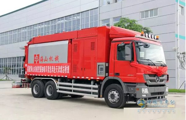 國內首臺環(huán)保挖掘抽吸車(chē)