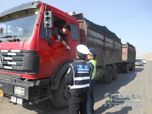 河南集中警力異地執法嚴查超限超載運輸
