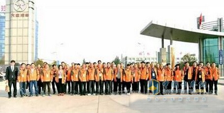 大運重卡與客戶(hù)合影