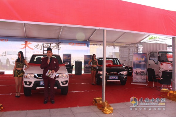 慶鈴汽車(chē)展臺廂車(chē)配美女