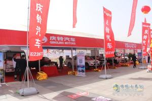 廂車(chē)配美女 慶鈴汽車(chē)亮相東營(yíng)車(chē)展拒絕平淡