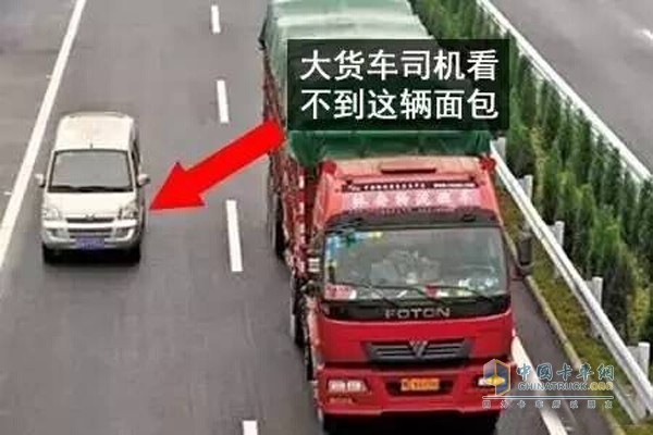 不要長(cháng)時(shí)間在卡車(chē)右邊行駛，也不要在右側超車(chē)