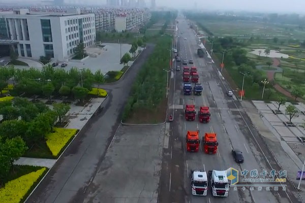 婚車(chē)隊返回路上成雙成對齊頭并進(jìn)