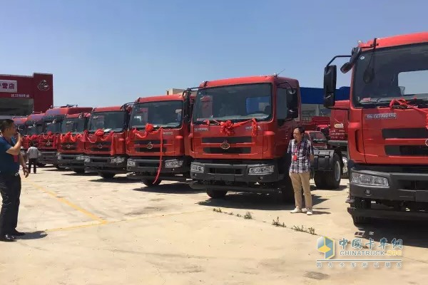 武漢恒得盛乘龍汽車(chē)暨武漢中原公司50臺轎運車(chē)交車(chē)儀式
