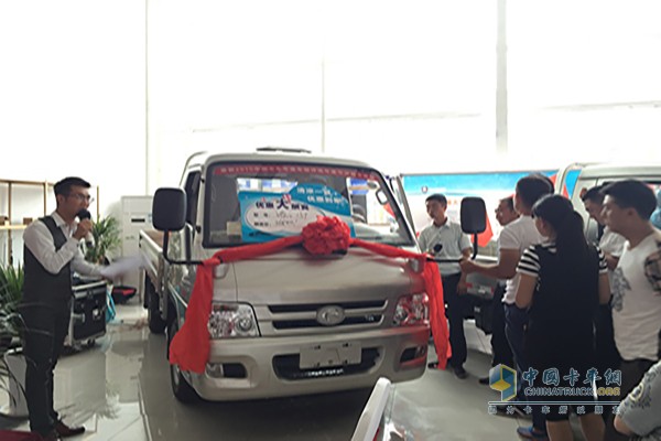 用戶(hù)在參觀(guān)福田時(shí)代產(chǎn)品