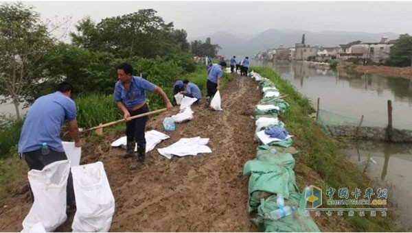 中聯(lián)重科在搶險一線(xiàn)