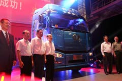 [解放卡車(chē)60年]解放卡車(chē)誕生60周年暨紀念版車(chē)型下線(xiàn)儀式