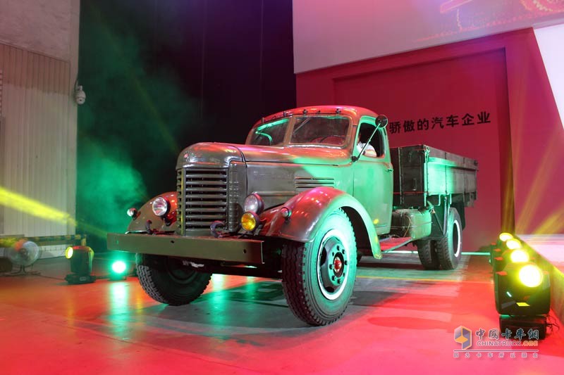 [解放卡車(chē)60年]解放卡車(chē)誕生60周年暨紀念版車(chē)型下線(xiàn)儀式