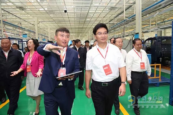 鉑駿產(chǎn)業(yè)總裁馬李斌陪同市領(lǐng)導參觀(guān)智能化生產(chǎn)線(xiàn)