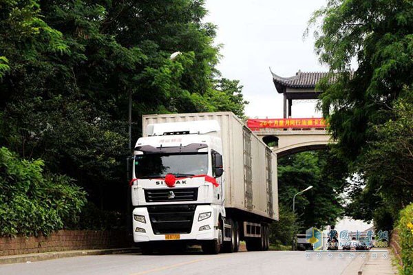 汕德卡牽引車(chē)