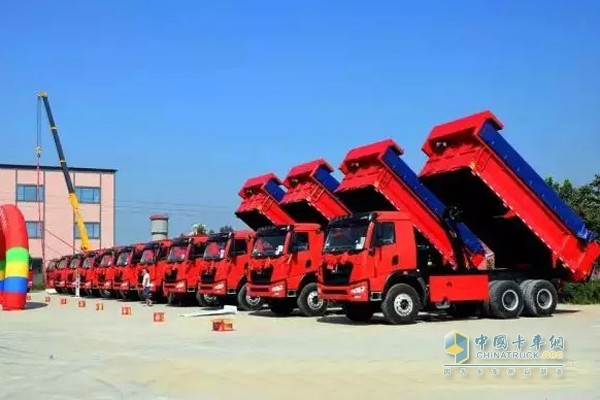 徐工重卡濟寧產(chǎn)品推介會(huì )暨環(huán)保渣土車(chē)產(chǎn)品交車(chē)儀式