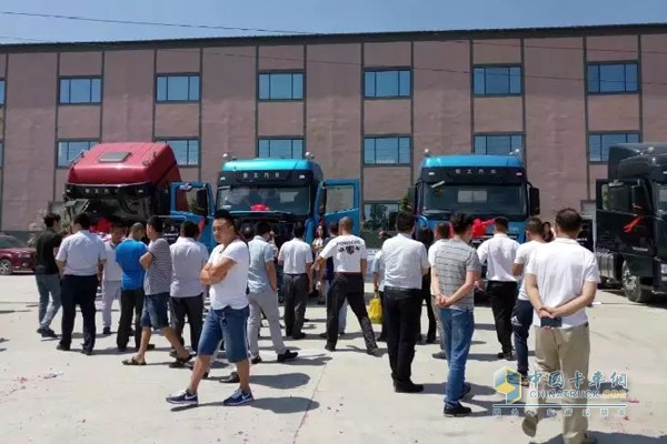 現場(chǎng)人聲鼎沸