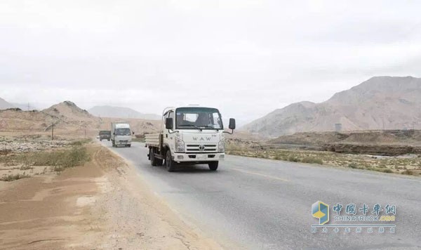 8:00，奧馳三高試驗隊在荒漠中繼續前行，青藏公路沿河道而建，到處都是泥石流