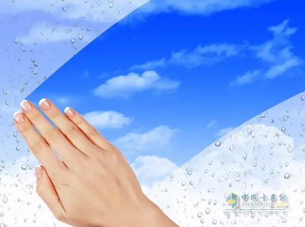 　“防霧劑”自己也可以勾兌哦。方法在這里：洗滌靈和水的比例在1：10左右，然后用脫脂棉或干凈柔軟的布蘸著(zhù)它涂抹于前后風(fēng)擋玻璃內側上即可。